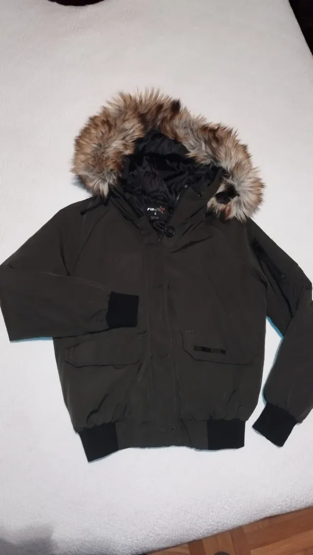 Cazadora verde militar con capucha