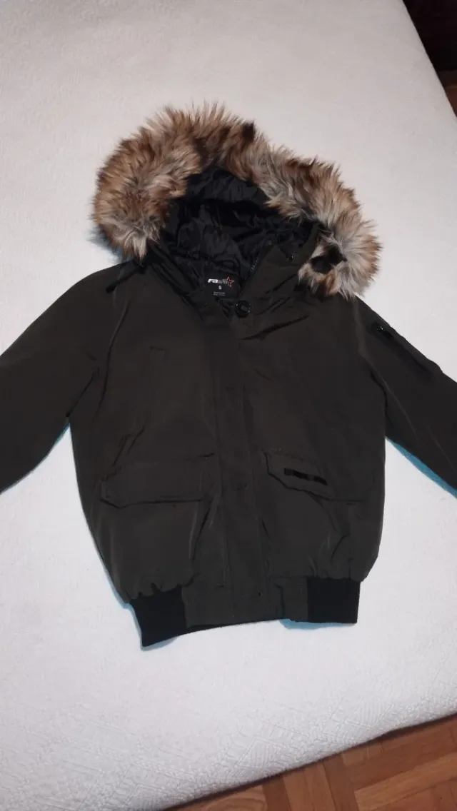 Cazadora verde militar con capucha