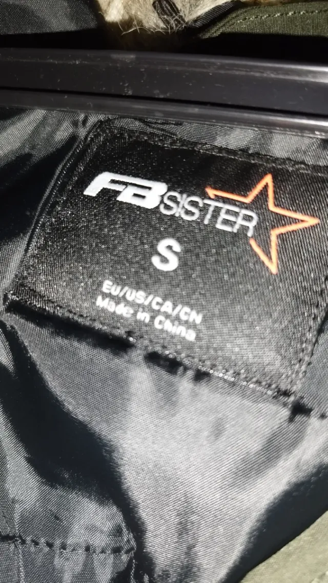 Cazadora verde militar con capucha