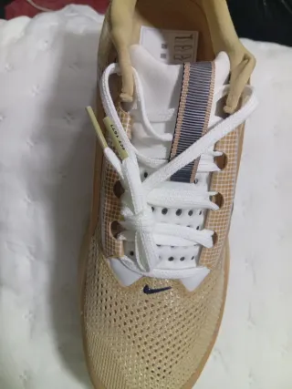 Zapatilla Nike Mujer Beige/Oro