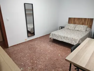 Habitación muy espaciosa con cama de 135