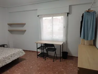 Habitación muy espaciosa con cama de 135