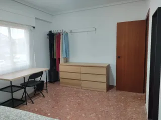 Habitación muy espaciosa con cama de 135
