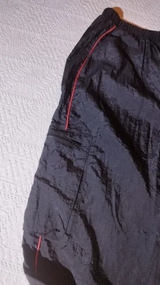 Pantalón chándal negro con detalles