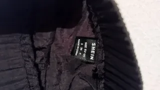 Pantalón chándal negro con detalles