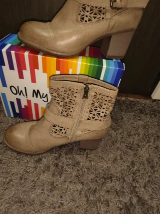 Botas camperas de piel con detalles calados.