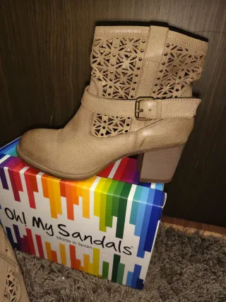 Botas camperas de piel con detalles calados.