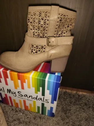 Botas camperas de piel con detalles calados.