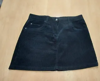 Falda corta negra de pana