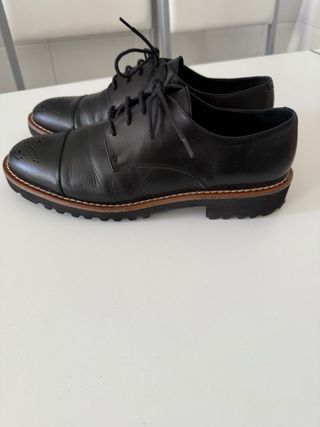 Zapatos de piel negros con cordones