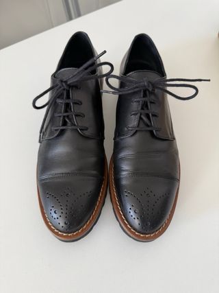 Zapatos de piel negros con cordones