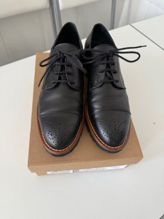 Zapatos de piel negros con cordones
