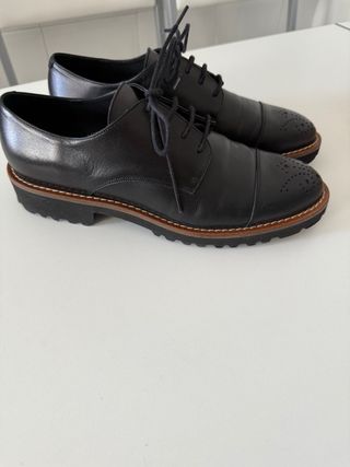 Zapatos de piel negros con cordones