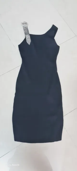 Abito nero con dettaglio gioiello elastico