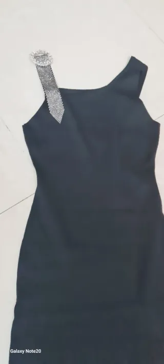 Abito nero con dettaglio gioiello elastico