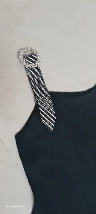 Abito nero con dettaglio gioiello elastico