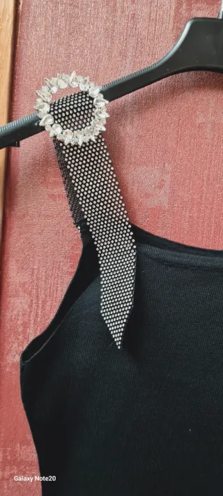 Abito nero con dettaglio gioiello elastico