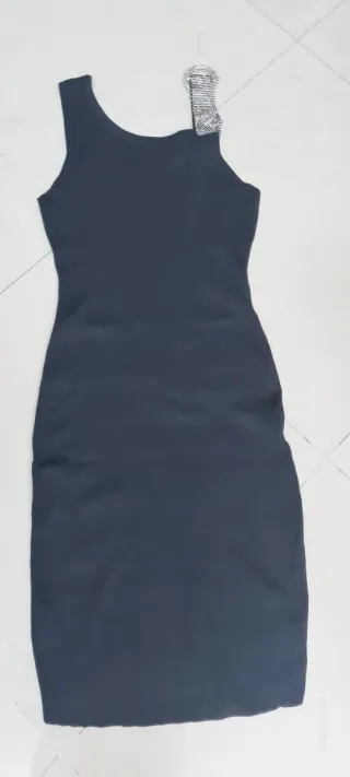 Abito nero con dettaglio gioiello elastico