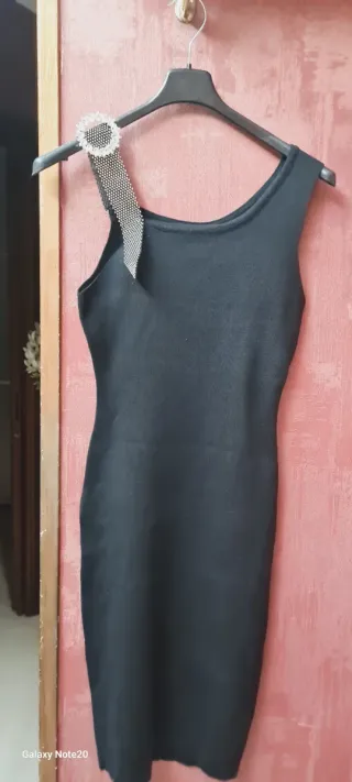 Abito nero con dettaglio gioiello elastico