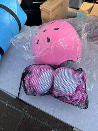 Casco y protecciones para patinar rosa