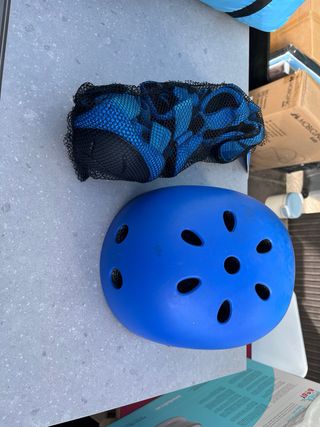 Casco y protecciones para patinar rosa