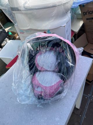 Casco y protecciones para patinar rosa