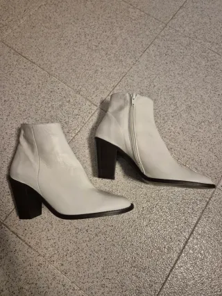 Botines de cuero blanco con tacón