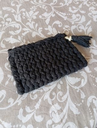 Neceser gris tejido con borlas