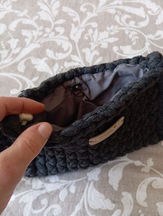 Neceser gris tejido con borlas