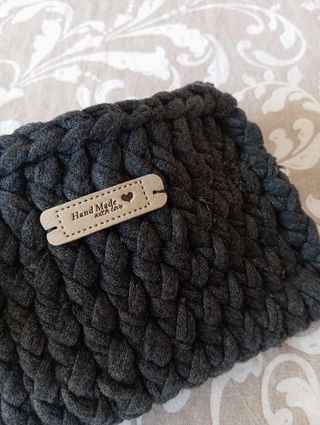 Neceser gris tejido con borlas