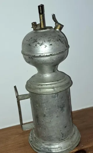 Antica lampada da tavolo al carburo