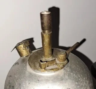 Antica lampada da tavolo al carburo