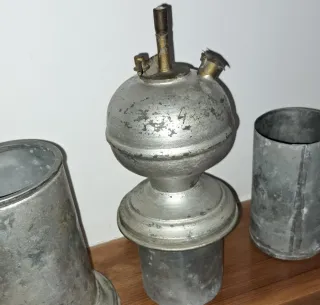 Antica lampada da tavolo al carburo