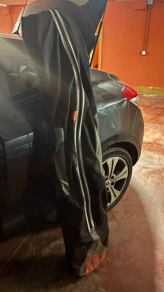 Funda para tabla de snowboard con tabla dentro.