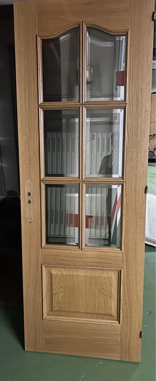 Puerta de madera con cristal