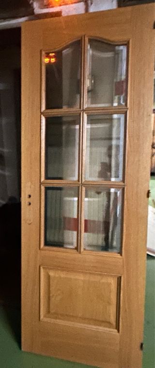 Puerta de madera con cristal