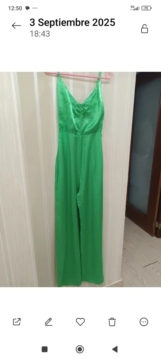 Mono largo satén verde a estrenar