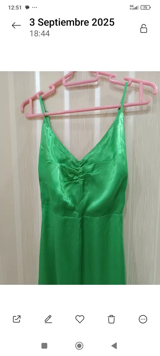 Mono largo satén verde a estrenar