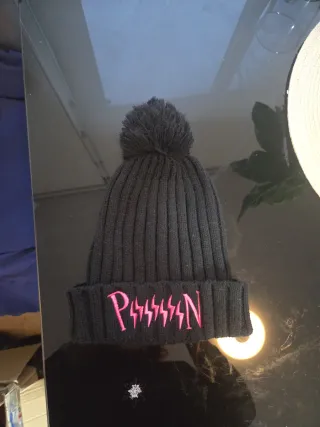 Gorro de invierno con pompón y logo