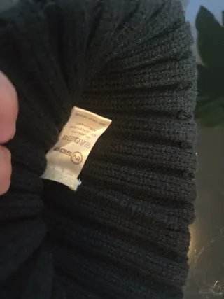 Gorro de invierno con pompón y logo