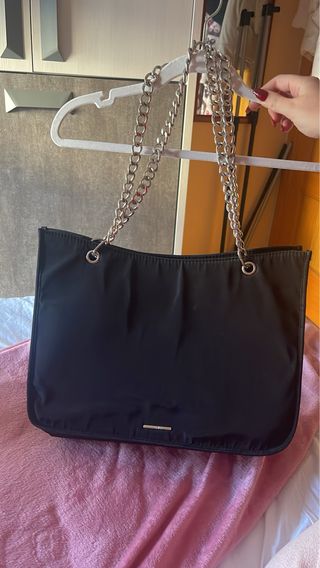 Bolso grande negro con cadena