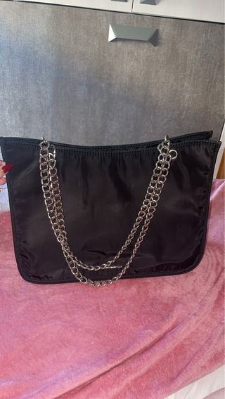 Bolso grande negro con cadena