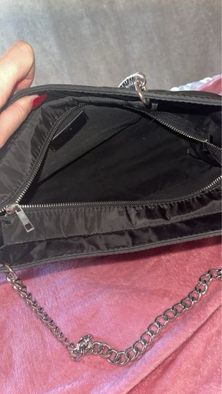 Bolso grande negro con cadena