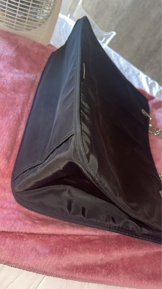 Bolso grande negro con cadena