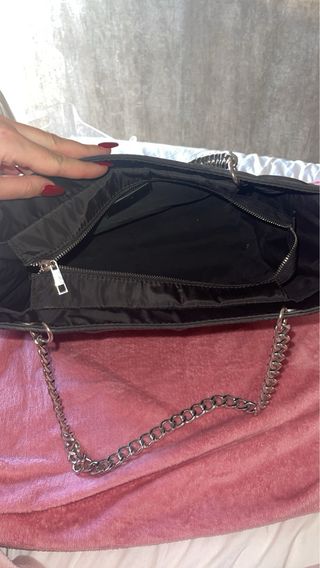 Bolso grande negro con cadena