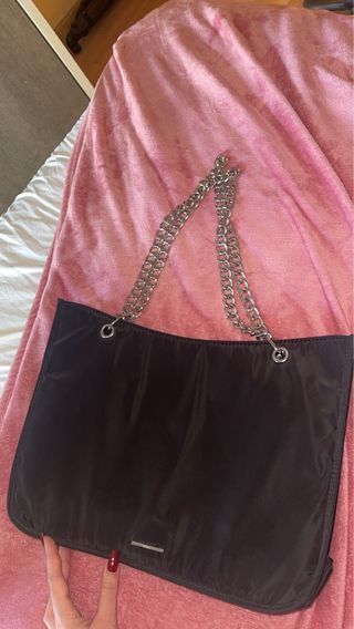 Bolso grande negro con cadena
