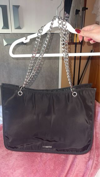 Bolso grande negro con cadena