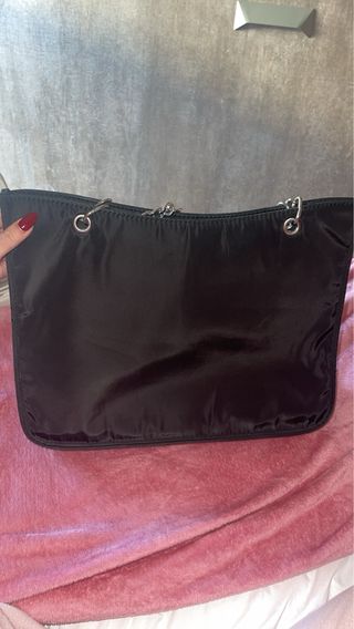 Bolso grande negro con cadena