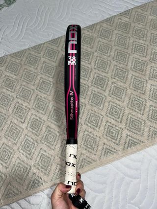 Pala de pádel NOX Silhouette IV + funda boomerang