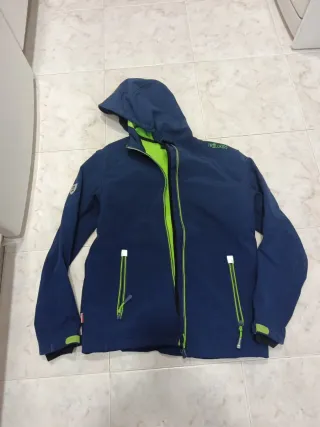 Chaqueta cortavientos Trollkids azul y verde